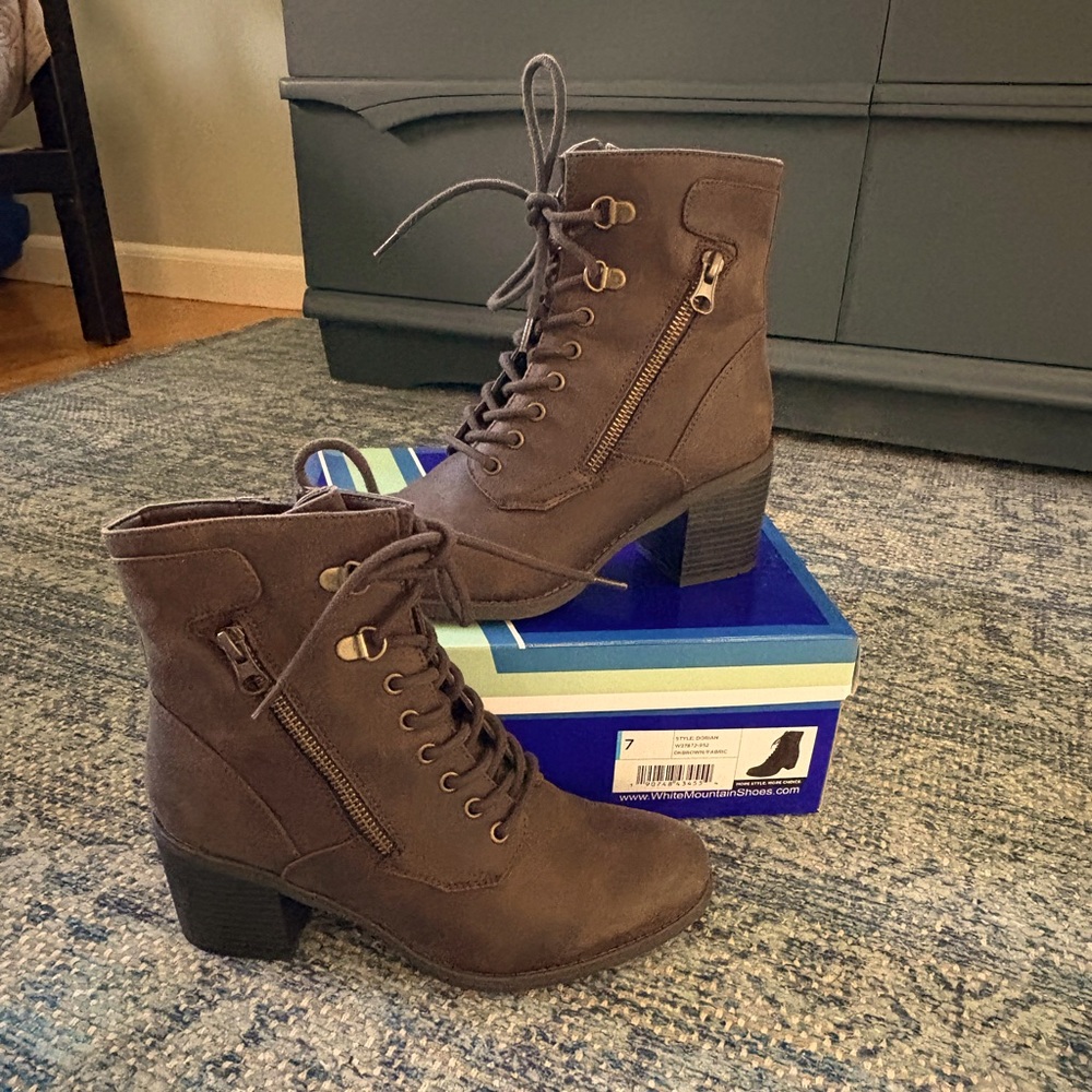 White Mountain Dorian lace up boots